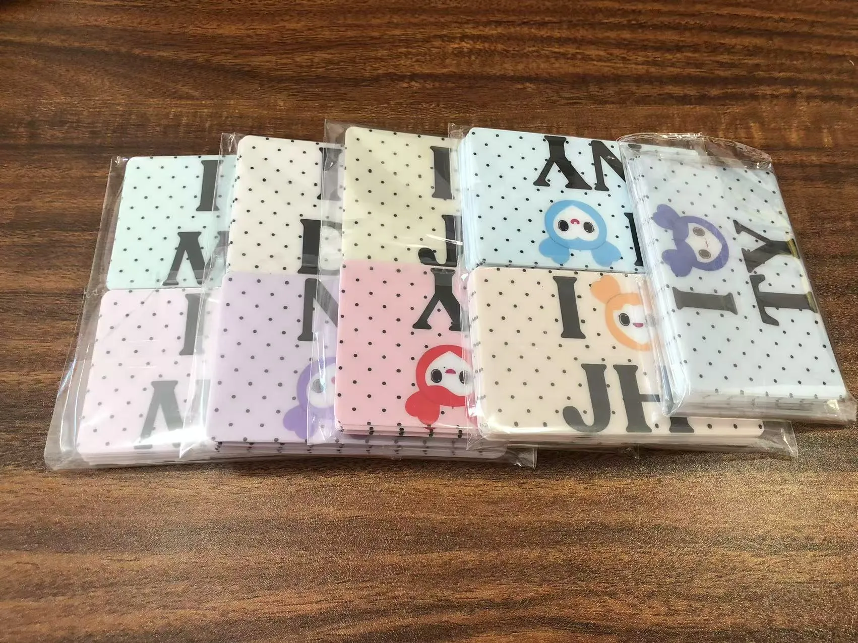 Pachetul JOJO livrează autocolante pentru acoperirea cardului de credit către clienții din SUA