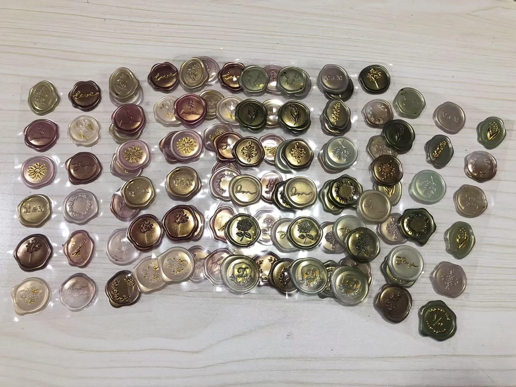 Autocolantele cu sigiliu de ceară au fost expediate