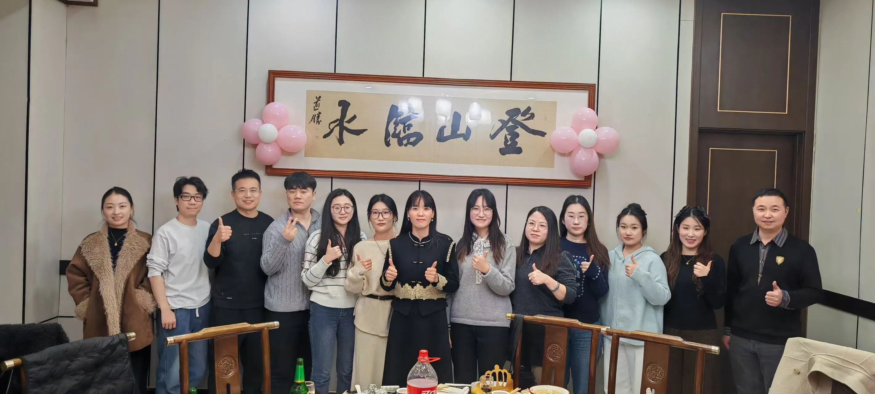 O zi amuzantă de joc și sărbătoare cu mâncare