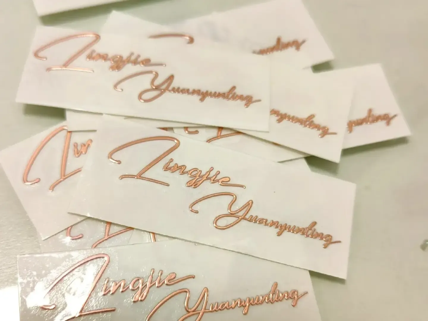 Sunt autocolantele de transfer detașabile?