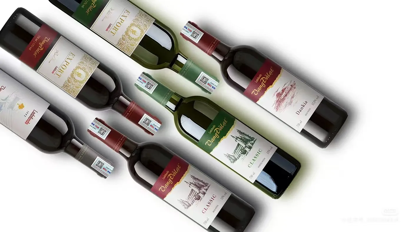 Ce tehnici sunt utilizate în mod obișnuit pentru etichetele vinurilor?