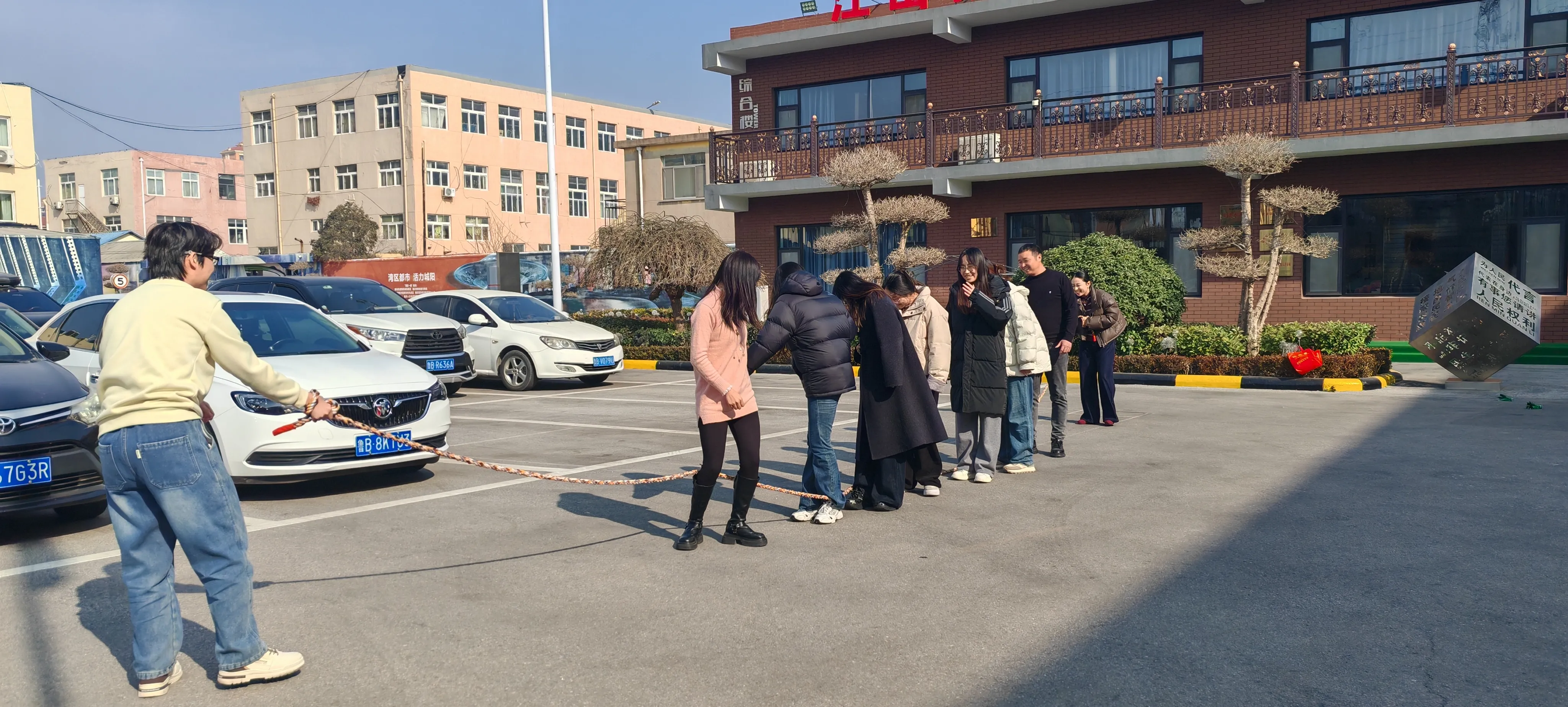 Spiritul de echipă urcă la pachetul JOJO